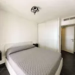 Le Palm, Climatise Pour 4 Personnes Avec Vue Et Piscine Sur Le Port D'hyeres Appartement *