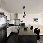 Appartement Le Palm, Climatise Pour 4 Personnes Avec Vue Et Piscine Sur Le Port D'hyeres Hyères