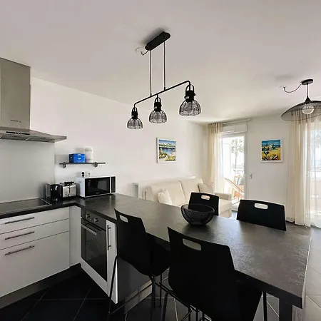 Le Palm, Climatise Pour 4 Personnes Avec Vue Et Piscine Sur Le Port D'hyeres *