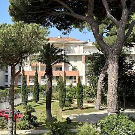 Le Palm, Climatise Pour 4 Personnes Avec Vue Et Piscine Sur Le Port D'hyeres Appartement