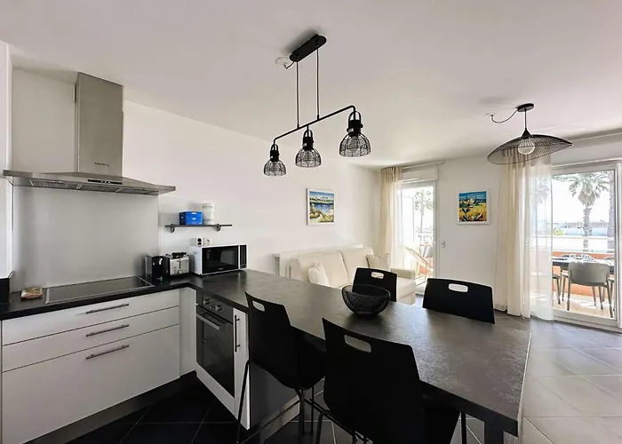 Le Palm, Climatise Pour 4 Personnes Avec Vue Et Piscine Sur Le Port D'hyeres *