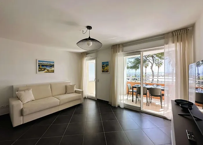 Le Palm, Climatise Pour 4 Personnes Avec Vue Et Piscine Sur Le Port D'hyeres Lägenhet *