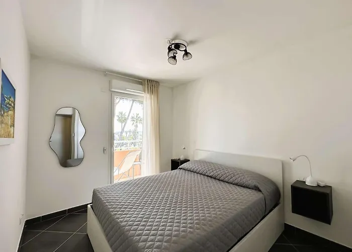 Lägenhet Le Palm, Climatise Pour 4 Personnes Avec Vue Et Piscine Sur Le Port D'hyeres *