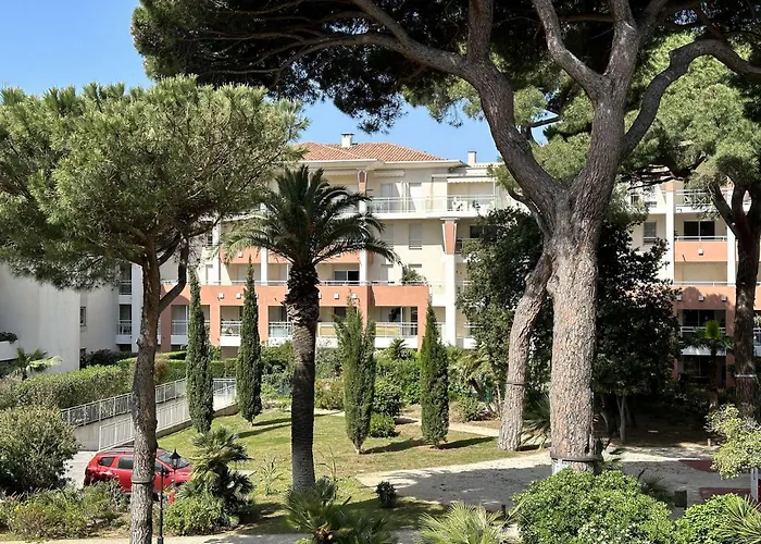 Le Palm, Climatise Pour 4 Personnes Avec Vue Et Piscine Sur Le Port D'hyeres Lägenhet