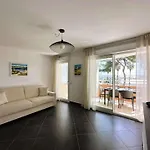 Le Palm, Climatise Pour 4 Personnes Avec Vue Et Piscine Sur Le Port D'hyeres Apartment *