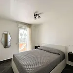 Apartment Le Palm, Climatise Pour 4 Personnes Avec Vue Et Piscine Sur Le Port D'hyeres *