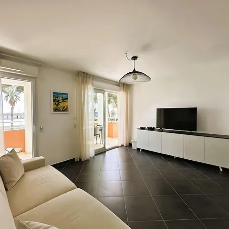 Le Palm, Climatise Pour 4 Personnes Avec Vue Et Piscine Sur Le Port D'hyeres Lägenhet