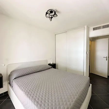 Le Palm, Climatise Pour 4 Personnes Avec Vue Et Piscine Sur Le Port D'hyeres Lägenhet *