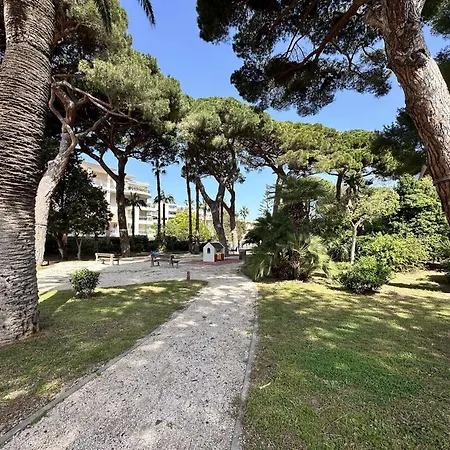 Le Palm, Climatise Pour 4 Personnes Avec Vue Et Piscine Sur Le Port D'hyeres Lägenhet