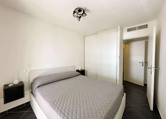 Le Palm, Climatise Pour 4 Personnes Avec Vue Et Piscine Sur Le Port D'hyeres Lejlighed *