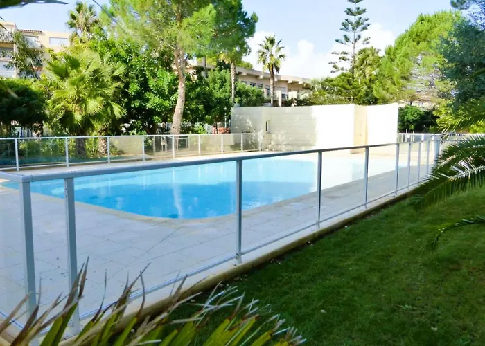 Le Palm, Climatise Pour 4 Personnes Avec Vue Et Piscine Sur Le Port D'hyeres * Hyères